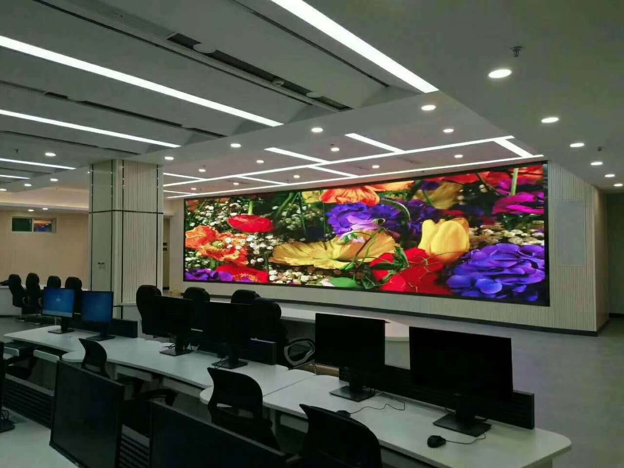 深圳市寶安區(qū)政府監(jiān)控室室內(nèi)P1.667高清小間距顯示屏安裝完畢