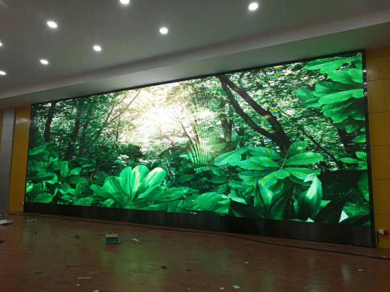 云南香格里拉大酒店室內(nèi)P2高清小間距顯示屏安裝完畢